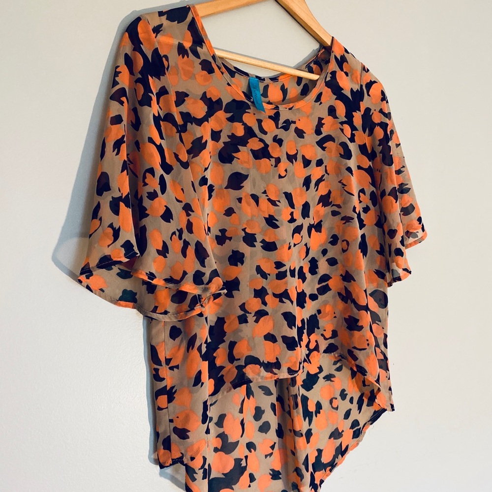 Hi-Lo Pattern Blouse - Picture 2 of 7